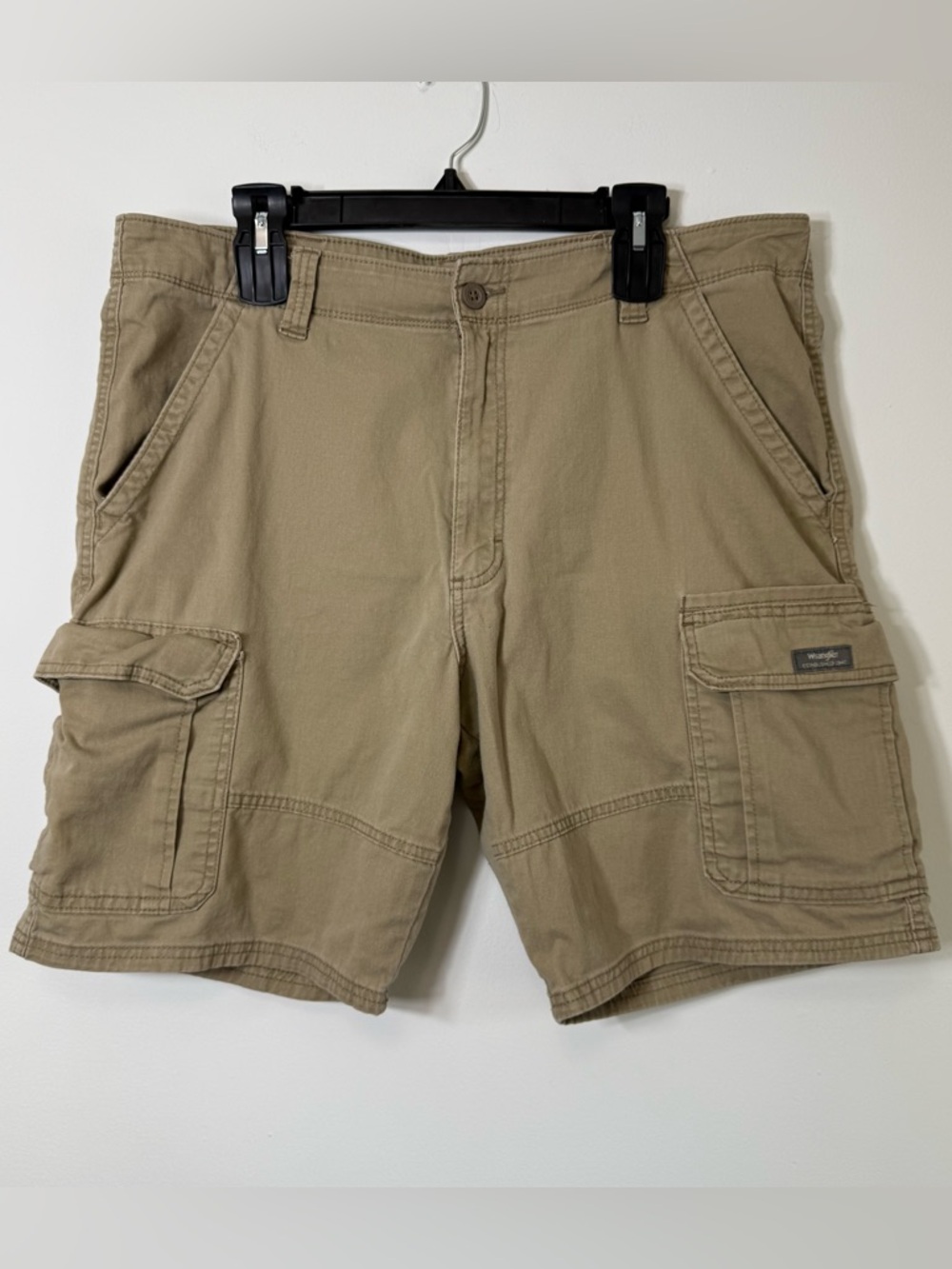 Wrangler Men’s Tan Relaxed Fit Cargo Shorts Size 36 Stretch Cotton Utility Khaki
